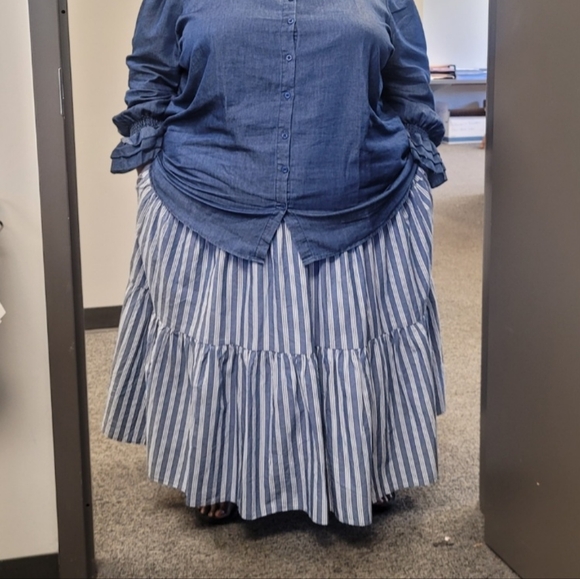 Blue and white skirt - Picture 1 of 4